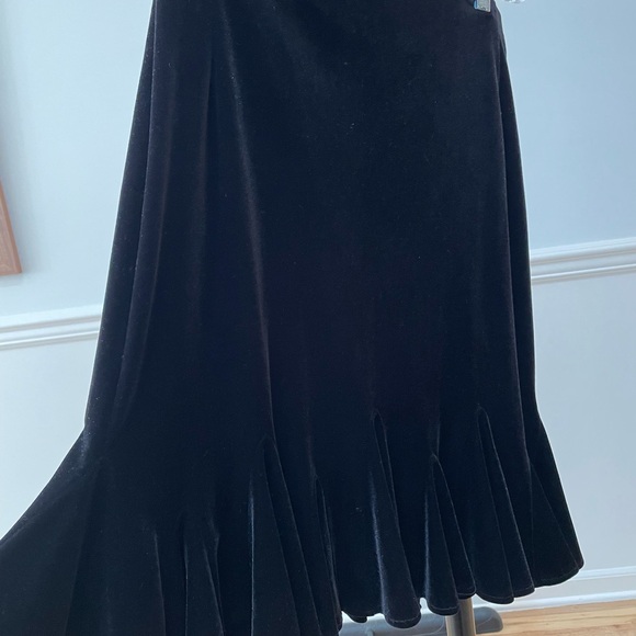 size 10 black velvet skirt with back zip and soft ruffle hem. below the knee - Picture 3 of 5